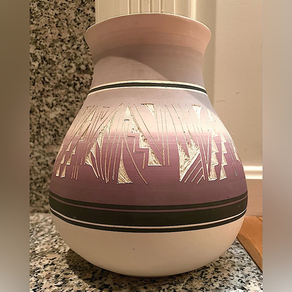 Native American pottery vase, Ute, signed by the artist Taik